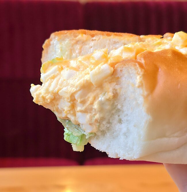 嘘でしょ…?コメダ珈琲で“軽食”と書いてあるメニューを頼んだら→「量がえっぐいわ」「ギッチギチで激うま」