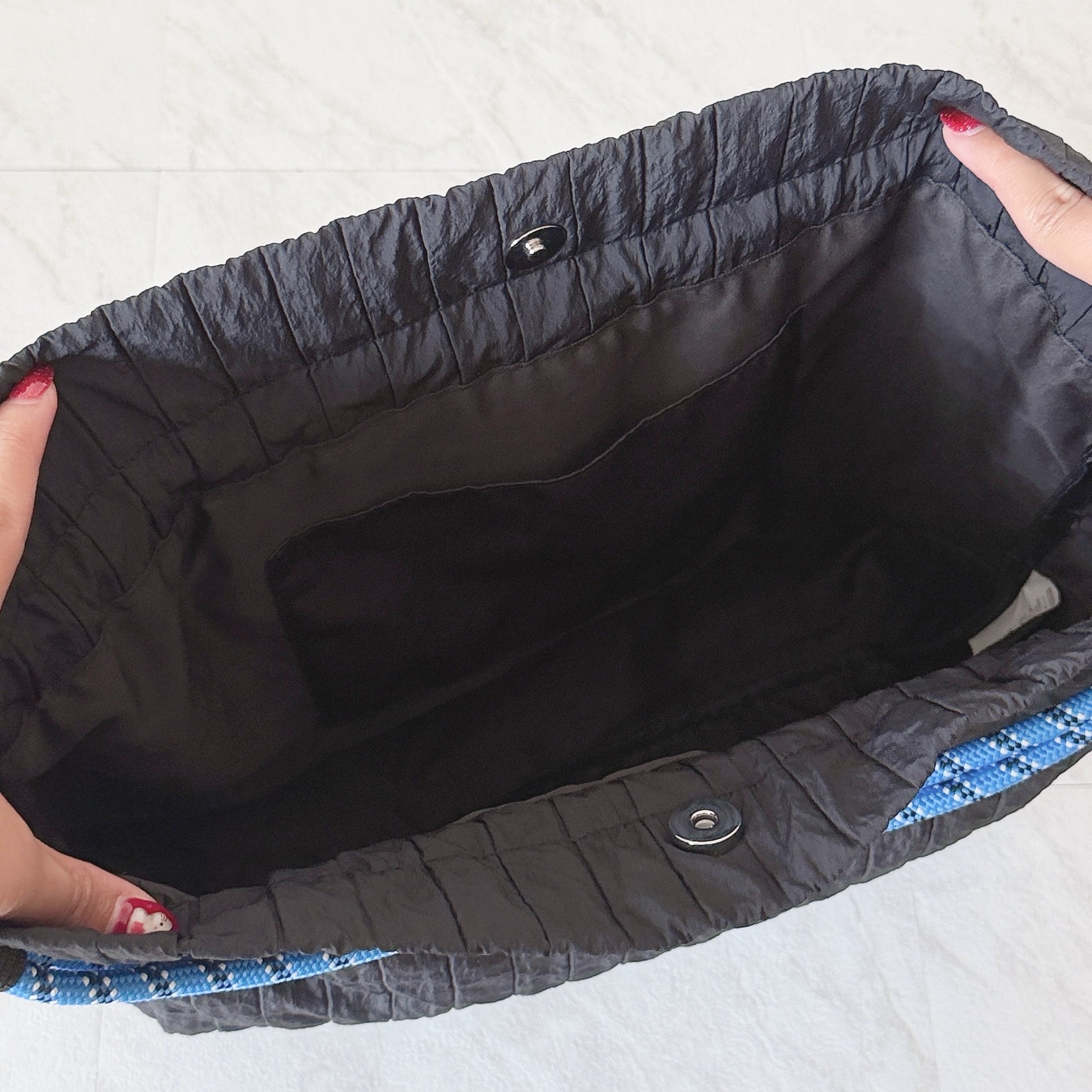 ペットボトルや折りたたみ傘がすっぽり！しまむらの「ガバッと開く大容量バッグ」ぽわんとしたフォルムが可愛い！《購入レビュー》