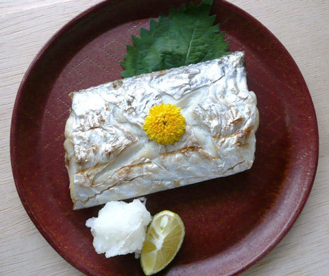 刀剣に似た色と形を持つ「太刀魚」<br />皮の銀箔が光る素材の原料に