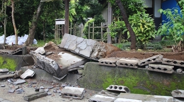 地震で簡単に倒れるブロック塀、こんなに放置されている