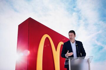 米マクドナルド、CEOを解任 「従業員と関係」