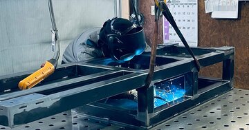 大型機械の筺体（きょうたい）からミリ単位の部品まで精密板金加工で解決。技術者の若さも強み