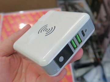 USB充電器＋Qi＋モバイルバッテリーの1個で3機能のマルチ充電器