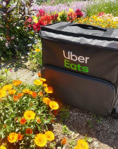 ウーバーイーツ配達員が使用する配達バッグ