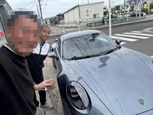 車両担当の川辺俊介氏から、横浜のボディショップで“磨き”が済んだばかりのクルマを受け取り、いざ宮崎へ　Photo by F.Y.