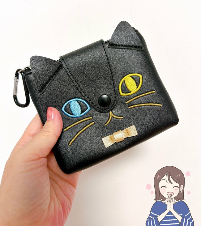 お薬が70錠も入った…!カルディで見つけた「くろねこの激かわケース」ミニ財布にもなるし、カバンに付けて持ち運べて天才!《購入レビュー》