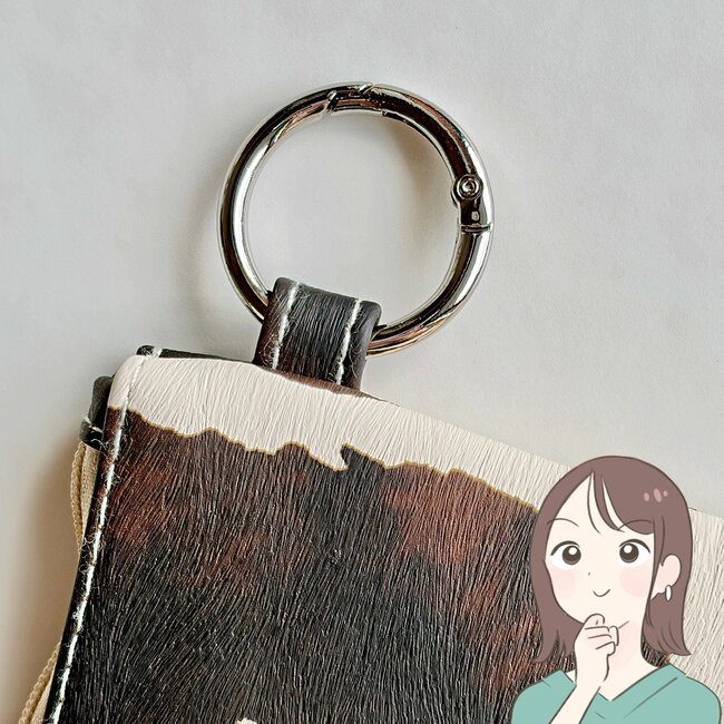 お薬手帳や処方薬がまるっと入った!3COINSの“お財布がわりになるポーチ”毎日持ち歩きたい可愛さ!「2個柄違いで購入」「結構たくさん入るし、高見えする」《購入レビュー》