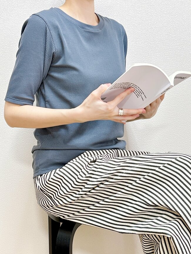 「痩せて見えます」「色違いで揃えたい」無印良品の“1490円トップス”びよ～んと伸びて着心地もバツグンなんです！「この袖丈を探してた」