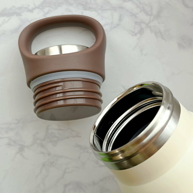 こういうのが欲しかった…!コメダ珈琲の「コメダおじさん柄ボトル」ハンドル付きだし、ドリンクが6時間経っても温かいんです!