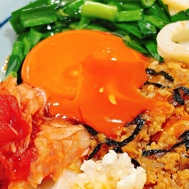 「2日連続で食べた」丸亀製麺の“豪快すぎるメニュー”シメごはん付きで嬉しい！「並でもかなりの満足感」「めちゃくちゃ美味でした」《実食レビュー》