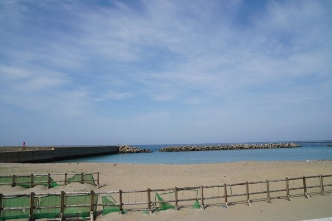 この日は波が穏やかだった小茂田浜。ここから見える海が元軍で埋め尽くされていたのかも…と思うと、風景が少し違って見えてくる