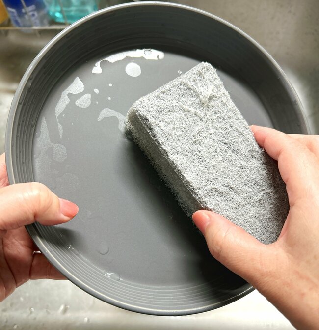 待って、220円に見えないよ…！ダイソーで見つけた「IKEAにありそうな食器」北欧風がオシャレで、何をのせてもカフェっぽくなる！