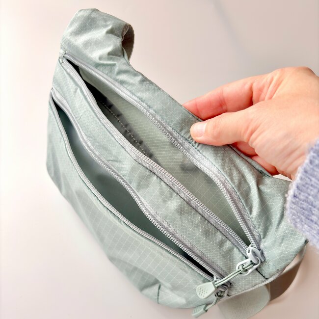 「軽くて使いやすい」「見た目よりたくさん入ります！」無印良品の“マチが広がるショルダーバッグ”が天才すぎる！「一目惚れで即買いしました！」