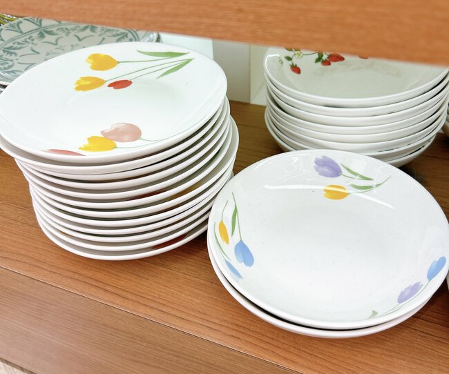 思わずまとめ買いした…！セリアの「昭和レトロな食器」チューリップ柄が可愛すぎる！