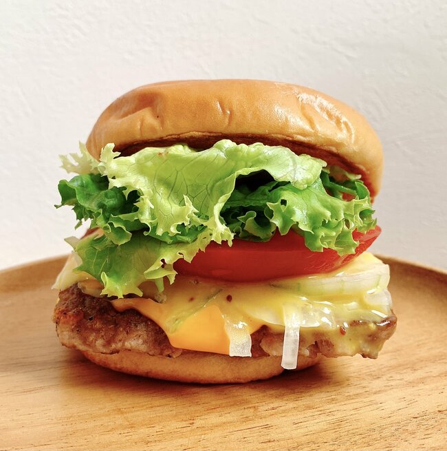 「エグい美味い」「モスで一番好き」モスバーガーの“期間限定メニュー”お肉の旨みがハンパない！「3つぐらい食べれる」「美味すぎて泣いた」《実食レビュー》