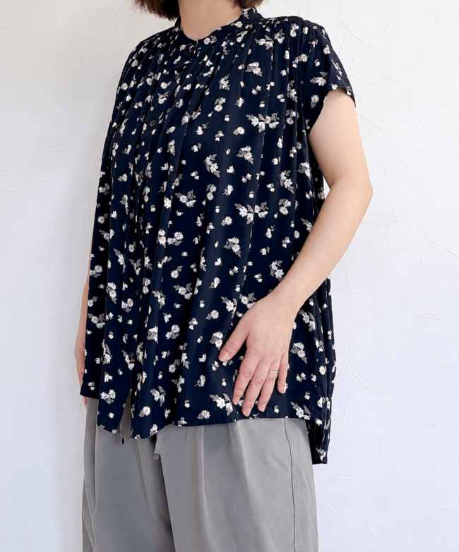 【しまむら】ふんわりシルエットが可愛い！1419円の「お尻まで隠せるブラウス」が細見えしてオシャレ！《購入レビュー》