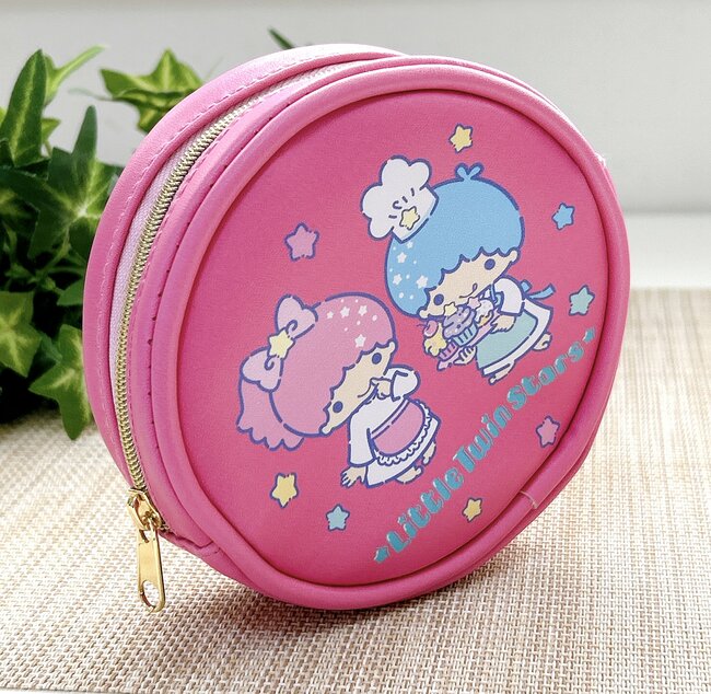 「世代だったので欲しい」「嬉しいです」しまむら×キキララの“レトロポーチ”が可愛すぎる！まんまるの形のポーチで、小物やコスメ、お金などを入れるのに便利なんです！