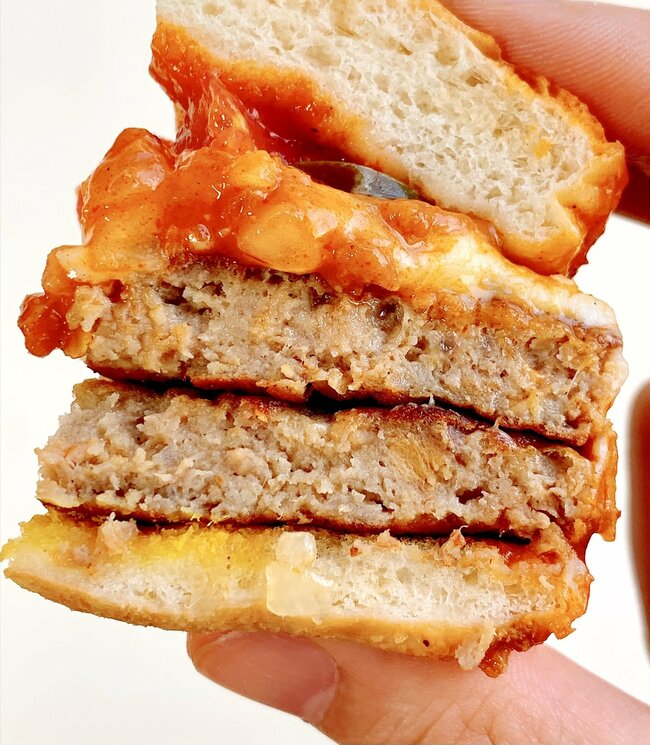 「30回くらい食べたい」モスバーガーの“やりすぎメニュー”厚みと重さがハンパない！「全部乗せ感大好き」「1番好きなメニュー」《実食レビュー》