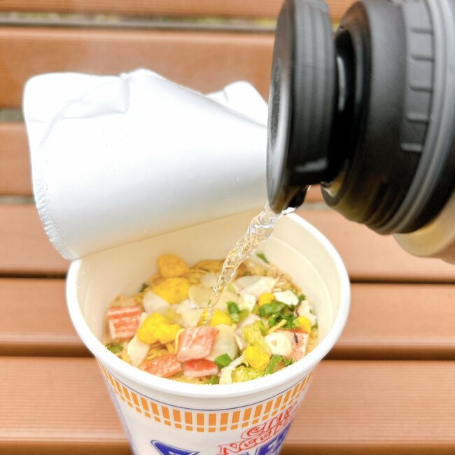 ニトリの“山頂でカップ麺が食えるボトル”の保温力がすごすぎる…!「12時間たってもアツアツです」「キャッチコピーに偽り無し」