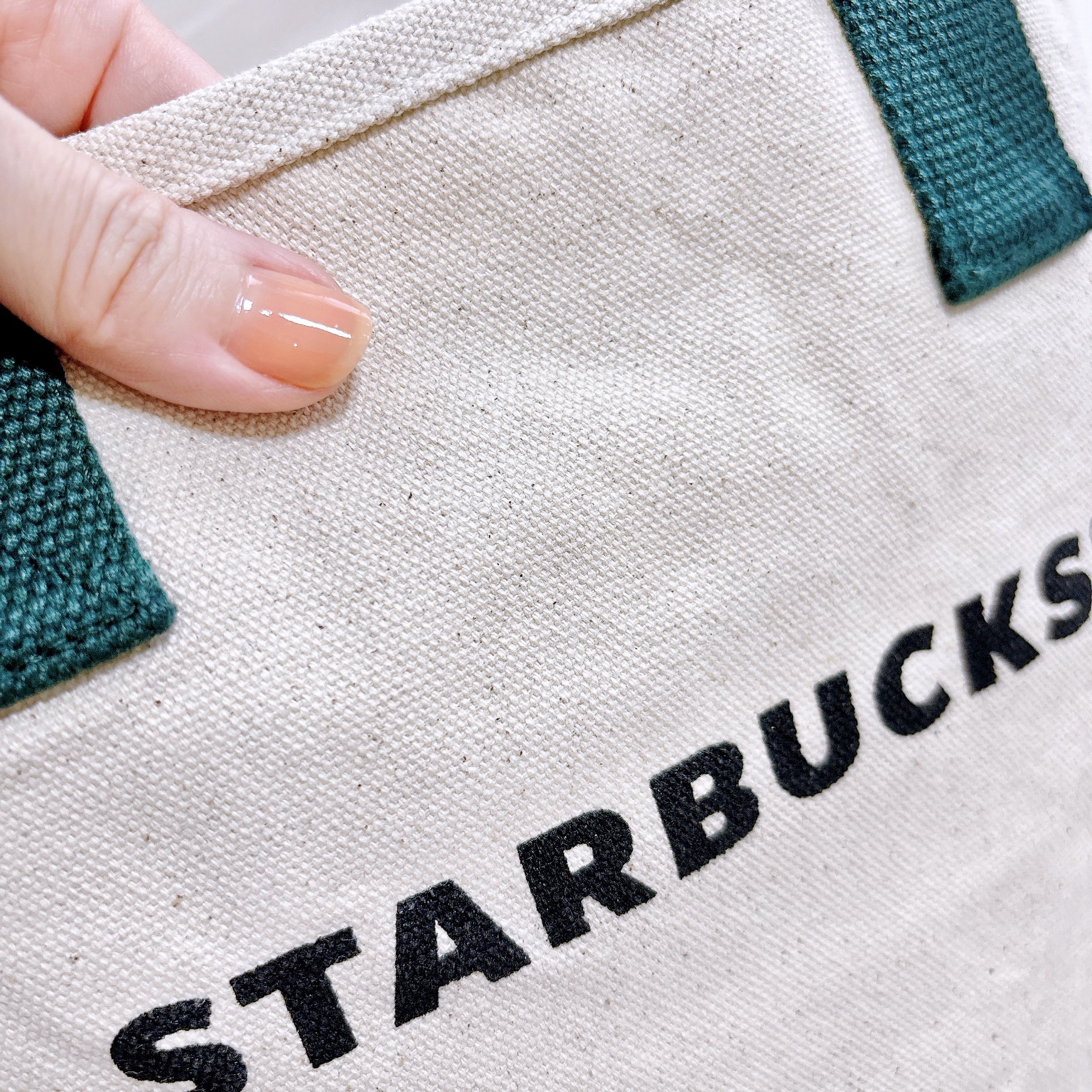 中でペットボトルが倒れない！スターバックスの“荷物がしっかり入るミニバッグ”が見た目以上の収納力！「使いやすさバツグン」「理想の大きさ」「買って良かった」【購入レビュー】