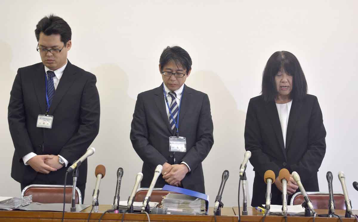 教諭間のいじめ問題を受け、記者会見した神戸市立東須磨小学校の仁王美貴校長（右端）ら（2019年10月9日撮影）