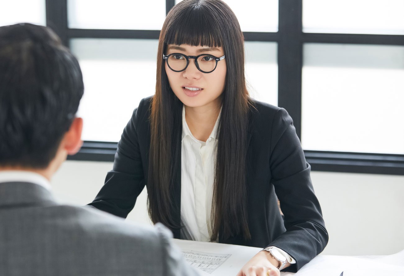 職場でメガネをかける女性
