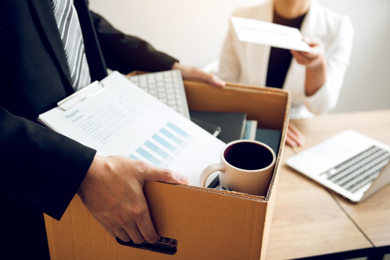 会社を辞めるか迷ったとき「考えが浅い人」がやってしまう行動、ワースト1