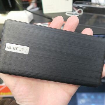 特殊なセルで18分で満充電できる超急速対応5000mAhモバイルバッテリー