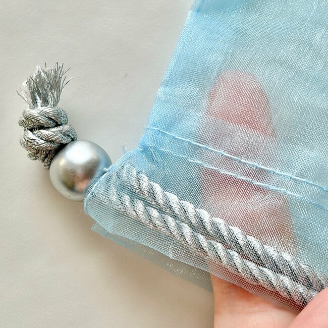 「買えたのでハッピー」「キラキラ可愛い」スタバの“青空みたいなポーチ＆ミニカップ”ドリンク券付きでコスパ良すぎる！「お得感ましまし」