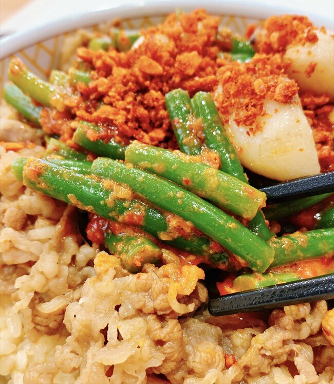 「もう5回くらい食べてる」すき家の“やけくそメニュー”美味しすぎてライス追加注文した！「クソ美味い」「好きすぎる」《実食レビュー》