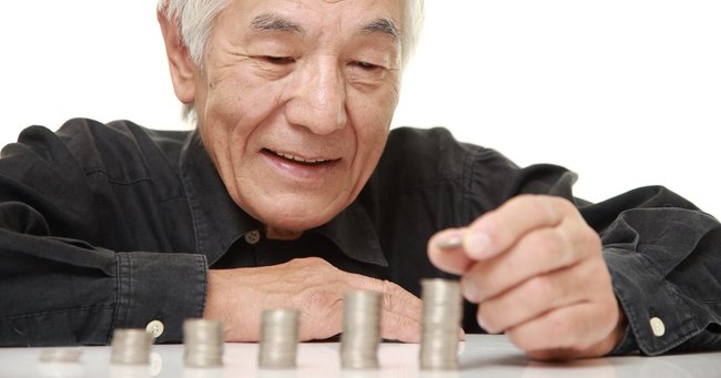 高齢者男性の資産運用イメージ写真