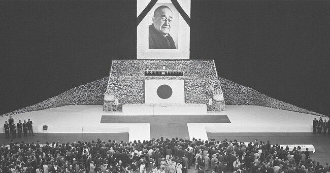 1967年10月に開かれた吉田茂元首相の国葬で、献花する一般の参列者（東京都千代田区の日本武道館）。戦後の首相経験者の国葬は吉田元首相以来2人目となる