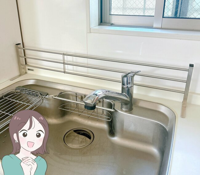 シンクの奥に置けちゃった！ニトリの「浮かせるキッチン収納」が画期的すぎる…！水筒やまな板もスッキリ片付きます！