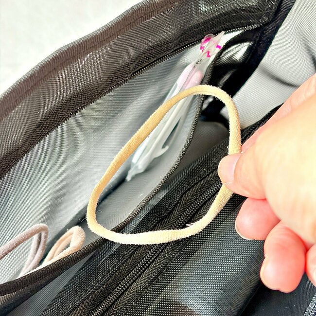 「濡れてもすぐ乾く」「汚れが目立たない」無印良品の“風通しのいいポーチ”ポケット豊富で優秀すぎる！「追加で購入予定です」