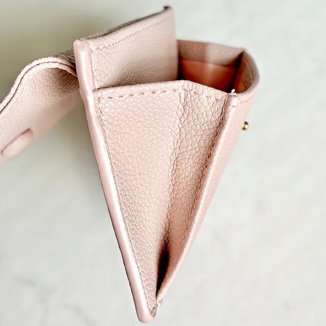 【ダイソー姉妹店】普通の財布に戻れないかも…！330円の「ぺたんこ財布」カード17枚やカギが収納できて嬉しい！《購入レビュー》