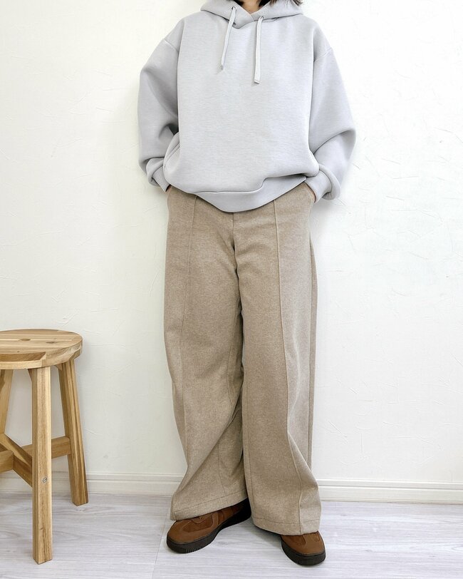 「冬にこのパンツは必要！」ユニクロの“あったかワイドパンツ”美脚見えなのにジャージみたいに楽ちん！「色違いでもう1本欲しい」「下半身のラインが目立ちにくい」