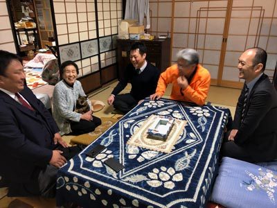 マツダ関係者らの訪問を快く受けていただいた、山本さんと愛猫ちゃん