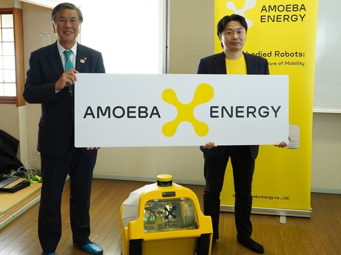 藤沢市長の鈴木恒夫氏(左)と、Amoeba Energy代表取締役社長の青野真士氏(右)。実証実験の会場にて 提供:Amoeba Energy