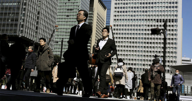通勤する人々