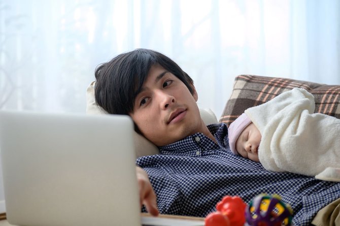 赤ちゃんを育てる男性