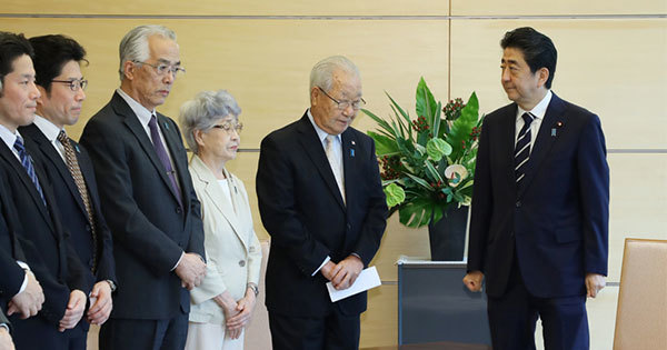 拉致被害者御家族等との面会する安倍首相 拉致被害者御家族等との面会する安倍首相