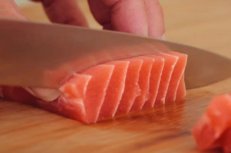 でんぷんなど植物性原料から作られた刺身そっくりな食材