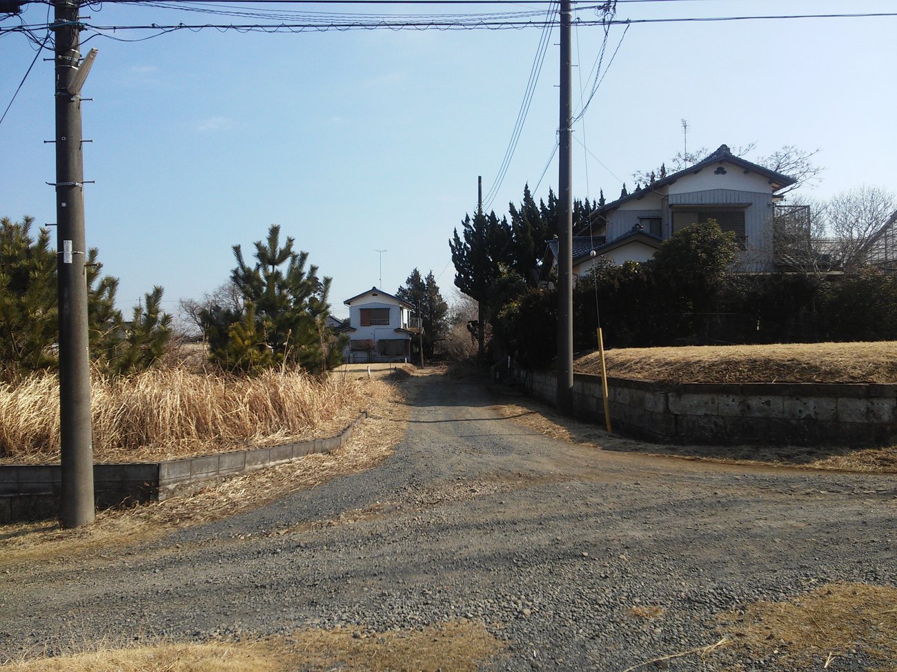 著者が家探しも過程で見かけた空き地だらけの分譲地。家屋ですべて埋まっている分譲地を見かけることはほとんどなかった(千葉県富里市)