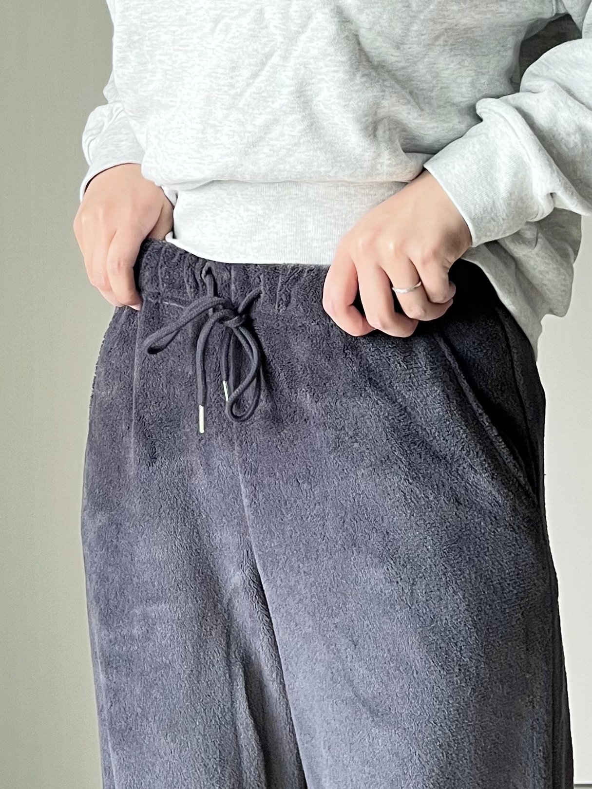 「もう1枚リピしようと思います」GUの“毛布みたいなパンツ”ふわふわ暖かくて、1990円とは思えない優秀さです！「手放せないくらい好き」「マシュマロみたいなもこもこ具合」