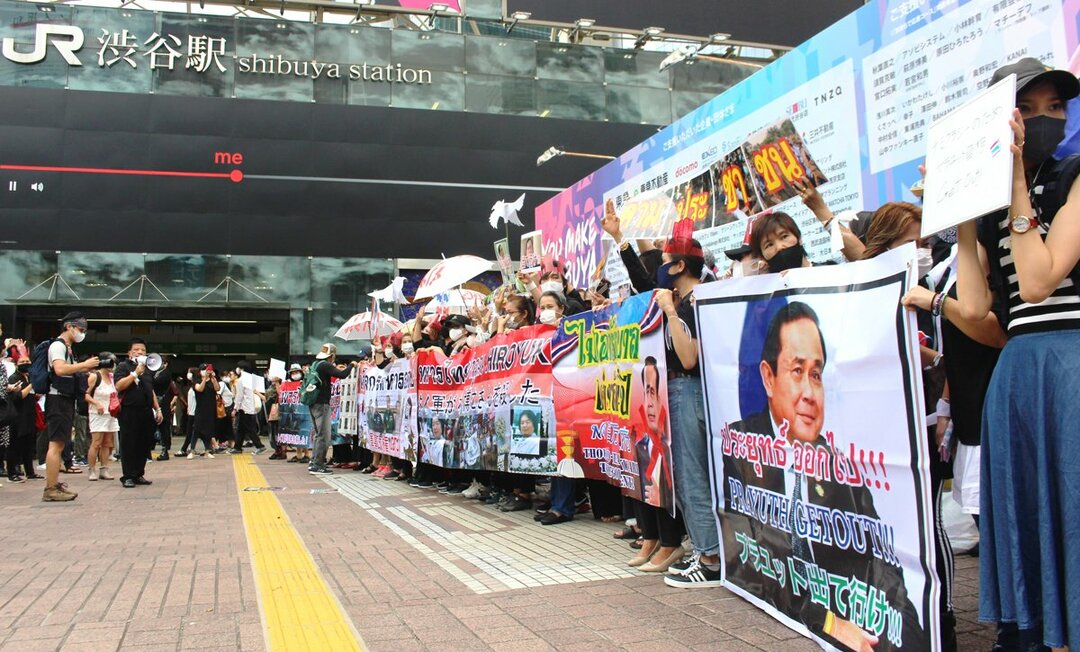 渋谷駅前で150人ほどのタイ人が集まり、政府に反対する声を上げた