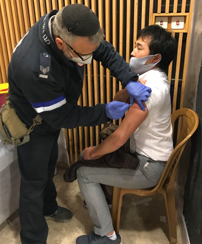 ワクチン接種を受ける筆者