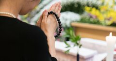 葬式の平均参列者数は10年間で38人と半減~ひとり死時代の死生観