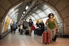 英ヒースロー空港、旅客数の制限解除へ
