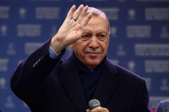 トルコ大統領選、エルドアン氏と野党候補が決選投票へ