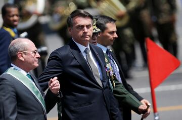 ブラジル大統領、アマゾン火災のG7援助拒否 仏に謝罪要求